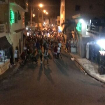 Policía Nacional dispersa multitud en toque de queda en Los Mina