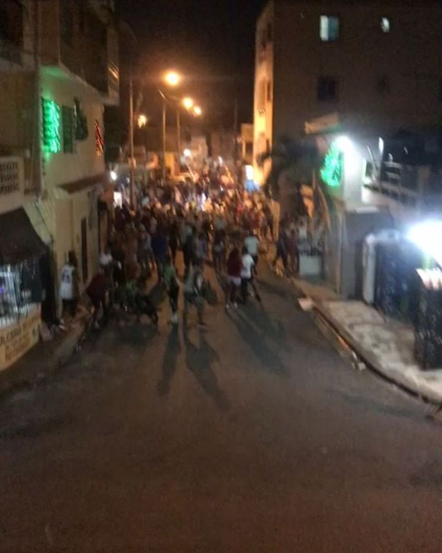 Policía Nacional dispersa multitud en toque de queda en Los Mina Policía Nacional dispersa multitud en toque de queda en Los Mina