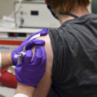 OMS advierte personas vacunadas pueden contagiar a otras