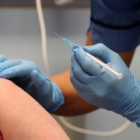 Pfizer reconoce vacuna presenta algunos efectos transitorios tras aplicación