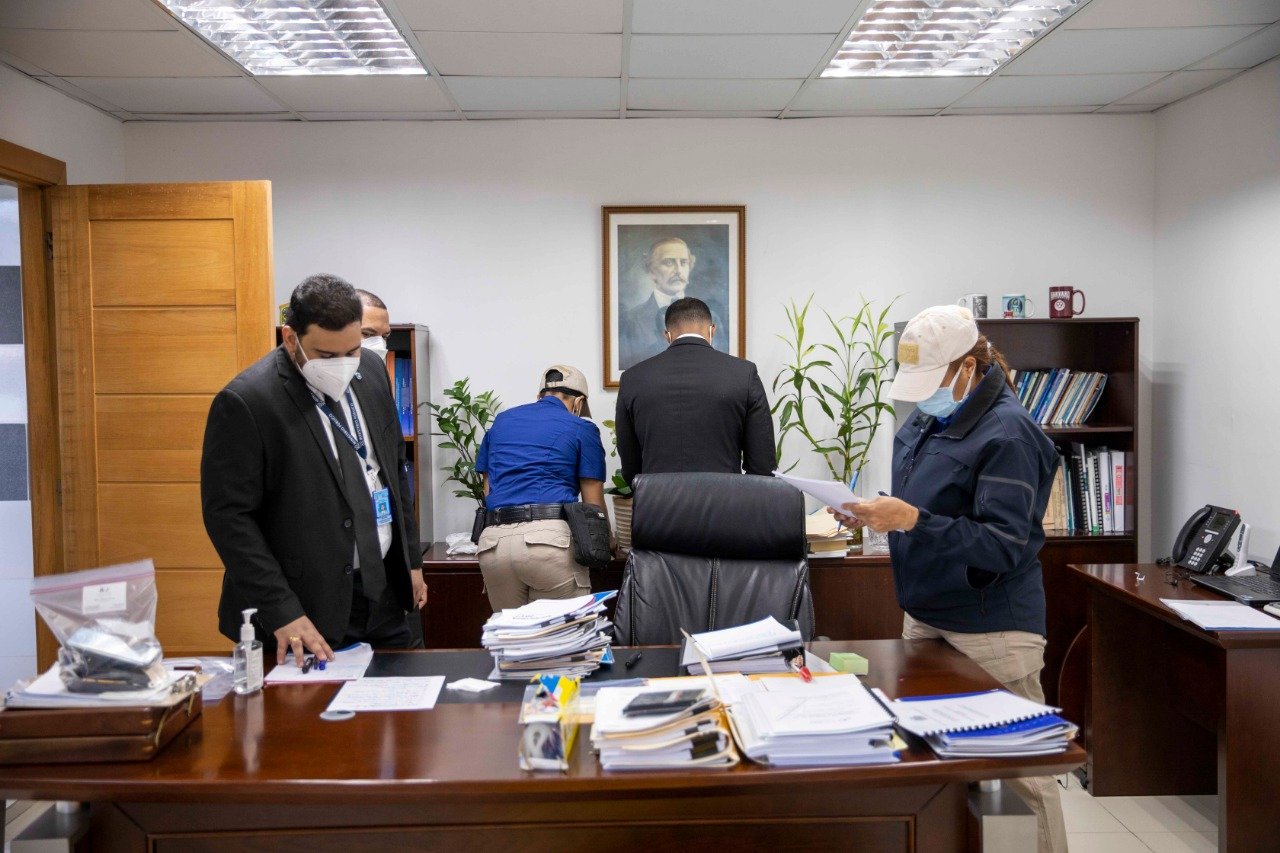 Director Pepca no descarta apresar funcionarios CC; edificio fue allanado por completo