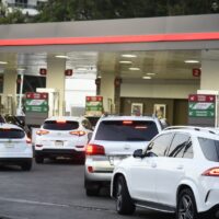 Conductores acuden a estaciones de combustibles antes del alza de casi 10 pesos a gasolinas