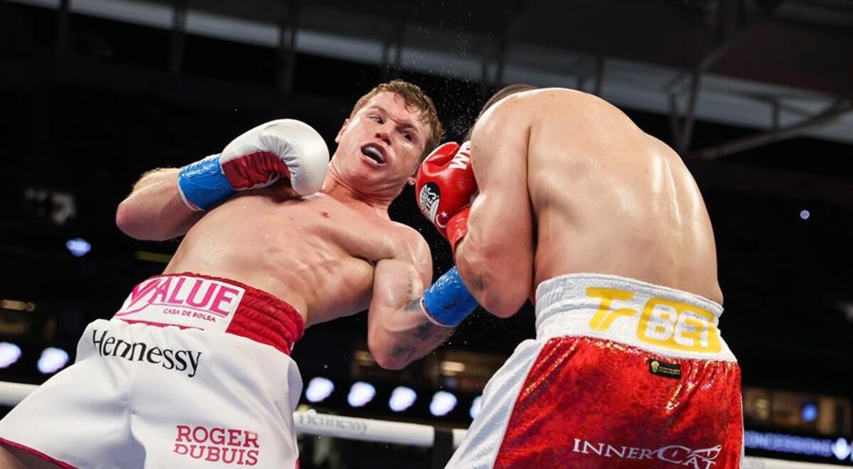El "Canelo" Álvarez vence a Yildirim en tres asaltos y retiene sus títulos