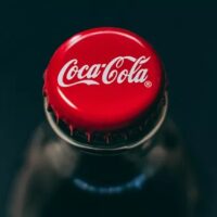 Coca-Cola cambia de diseño y lanza su primer botella elaborada de plástico 100% reciclado