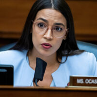 La congresista demócrata Alexandria Ocasio-Cortez reveló que fue agredida sexualmente