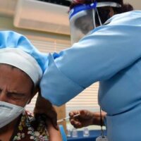 “Las personas vacunadas pueden contraer el COVID-19 y contagiar”, advierten los especialistas