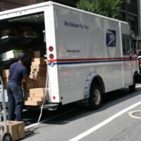 Más de 90 mil paquetes son robados cada día en Nueva York; vecinos se organizan para evitarlo