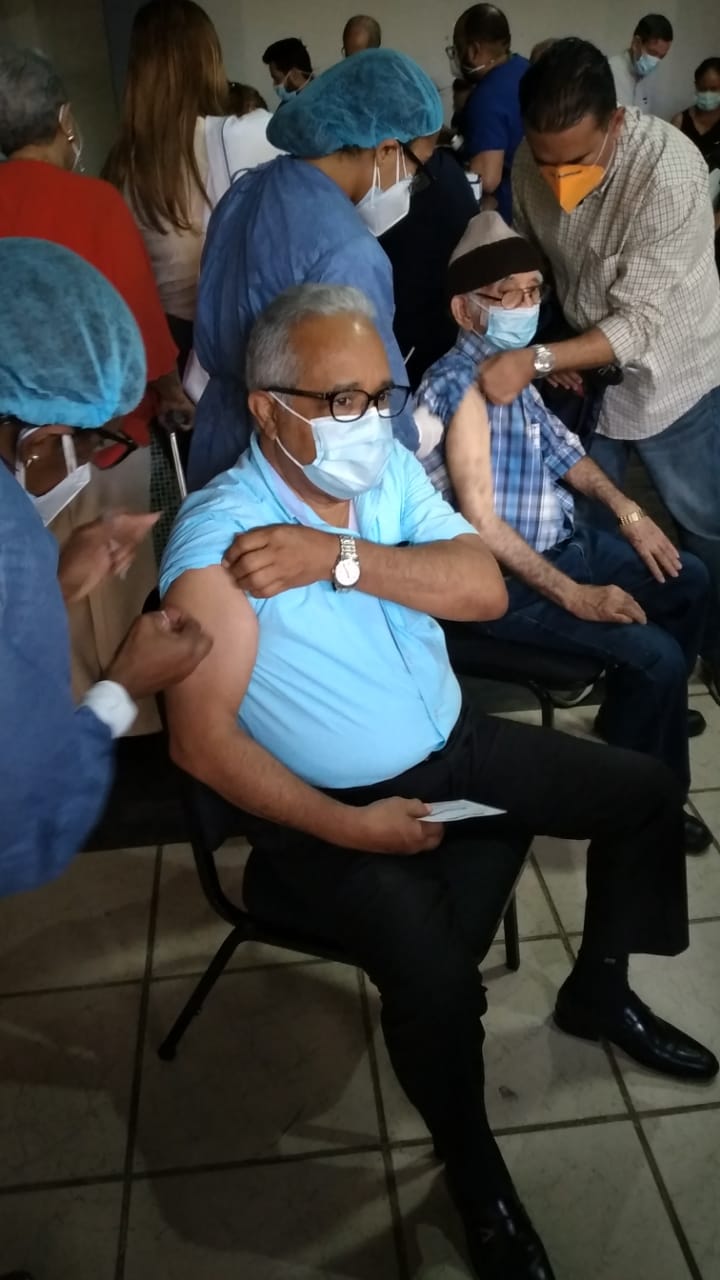Exministro de Salud se vacuna contra el Covid