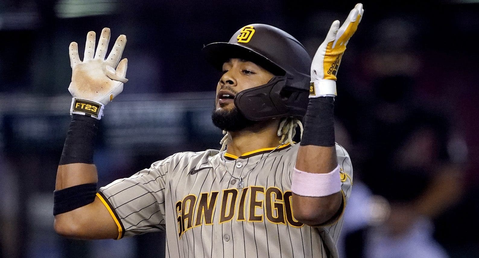 Tatis Jr. con inflamación del hombro izquierdo