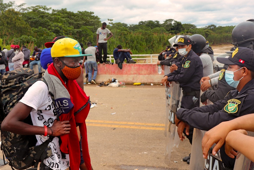 Cientos de migrantes haitianos llevan seis días varados en frontera Brasil-Perú