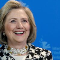 Hillary Clinton colabora en una novela de suspense sobre un mundo en caos