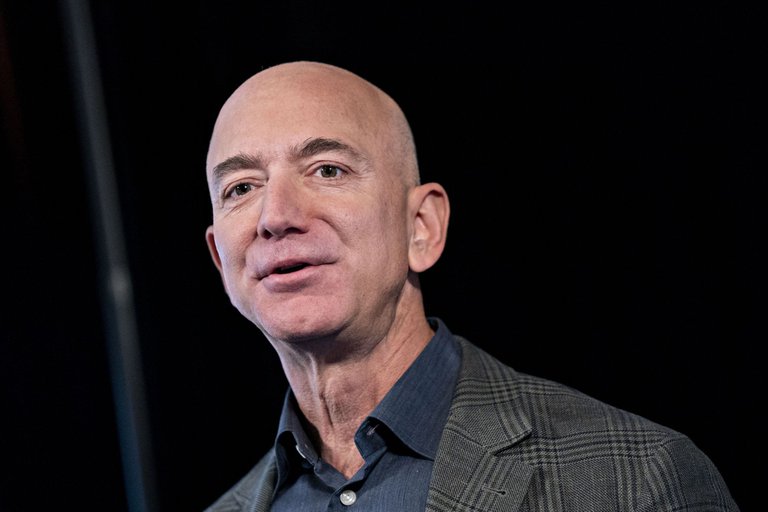 Bezos, Musk y Arnault encabezan la lista de los más ricos de Forbes