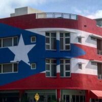 Julián Gil ve como «racista» que le pidan quitar bandera de Puerto Rico de restaurant