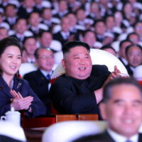 La esposa de Kim Jong-un reaparece en público más de un año después