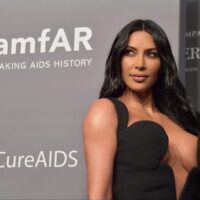 Kim Kardashian está tratando de ser conquistada por un actor de la ‘Succession’