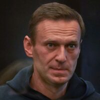 El líder opositor ruso Alexei Navalny fue condenado a 2 años y medio de prisión y sus seguidores convocaron a protestar en las calles