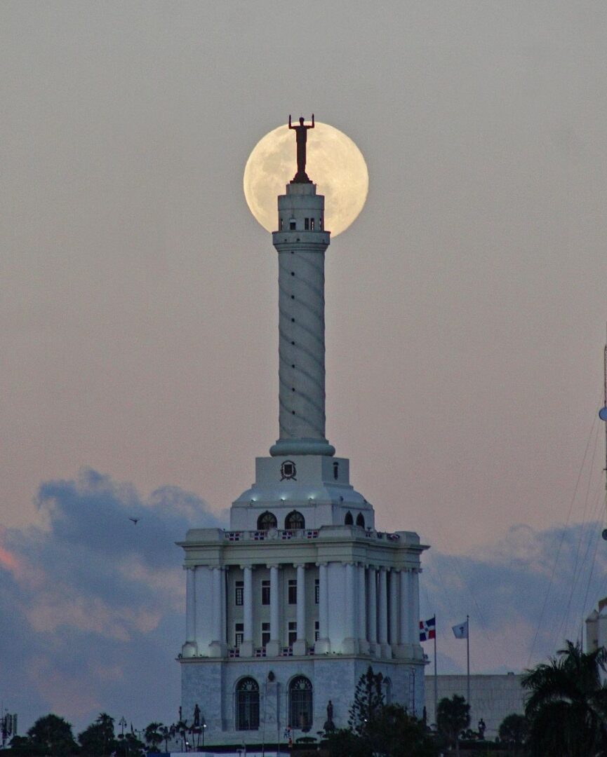 Luna llena sobre Santiago de los Caballeros por Miguel Alfredo Rojas Hernández
