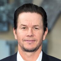 Mark Wahlberg bebiendo Presidente y rodando «Arthur the King» en la República Dominicana