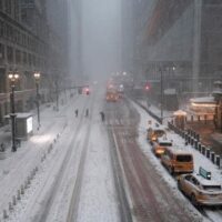 Una fuerte tormenta de nieve amenaza con cubrir las calles del noreste de Estados Unidos, incluida Nueva York, tras golpear la capital, Washington.