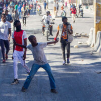 Consulado dominicano en Cabo Haitiano resulta con ventanas rotas durante protestas
