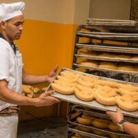 Panaderos posponen alza del precio del pan
