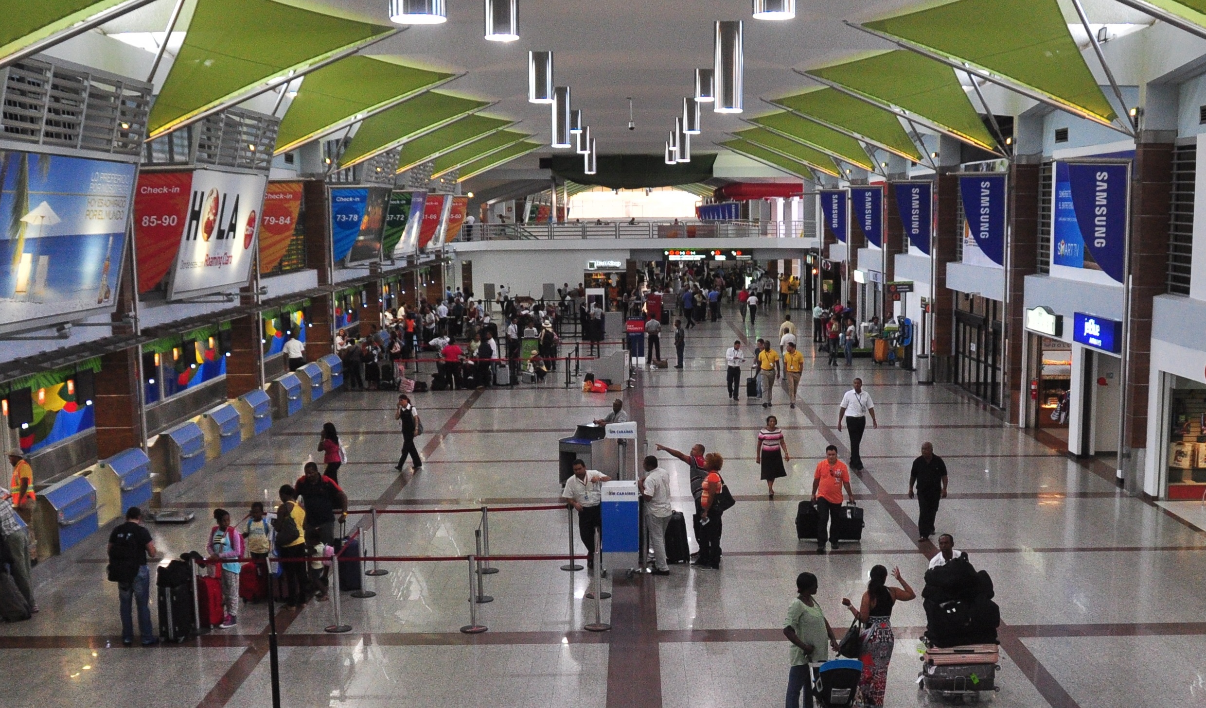 Detienen e investigan a 15 personas por intentar viajar con pruebas PCR falsas desde RD