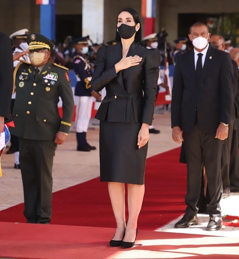 Raquel Arbaje derrocha elegancia en el Congreso vestida de Camila Casual