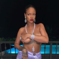 Rihanna alborota las redes sociales posando en topless