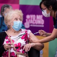 Cómo Chile logró la vacunación más masiva y eficiente de América Latina