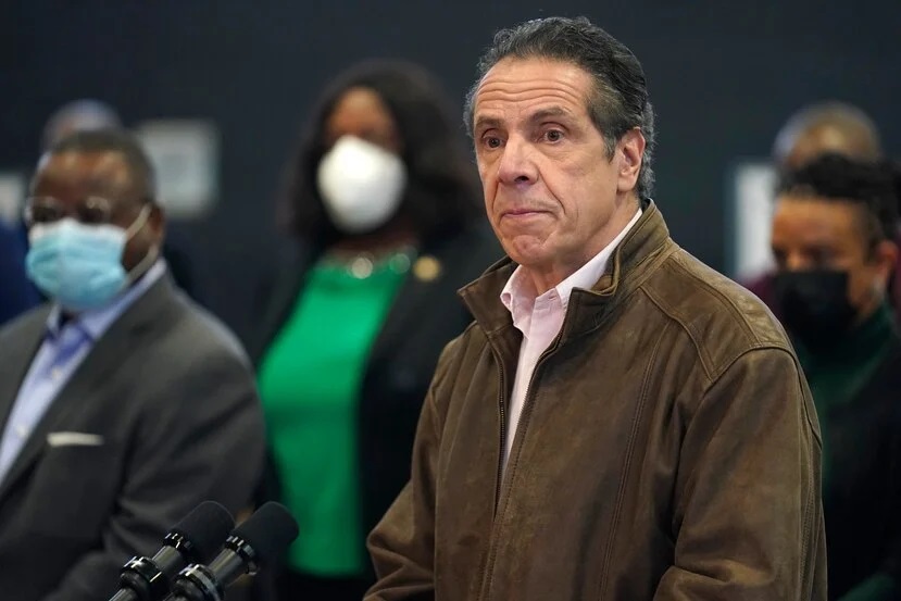 Una de las supuestas víctimas de Cuomo dice que la manoseó "agresivamente"