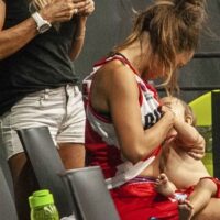 Imagen de jugadora de baloncesto que amamanta durante el entretiempo de un partido