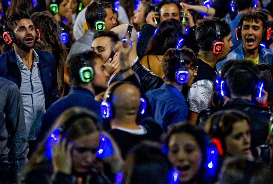 1.100 millones de personas en riesgo de perder la audición por usar auriculares