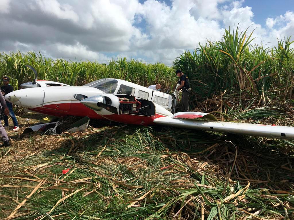 Autoridades encuentran documentos en avioneta abandonada