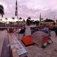 Continúa campamento de mujeres en alrededores Palacio Nacional reclamando aprobación 3 causales del aborto