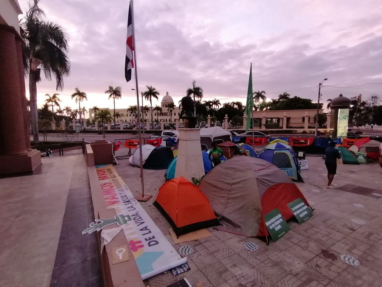 Continúa campamento de mujeres en alrededores Palacio Nacional reclamando aprobación 3 causales del aborto