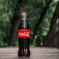 Coca Cola lanza su primera bebida con alcohol orientada al aperitivo y el tardeo