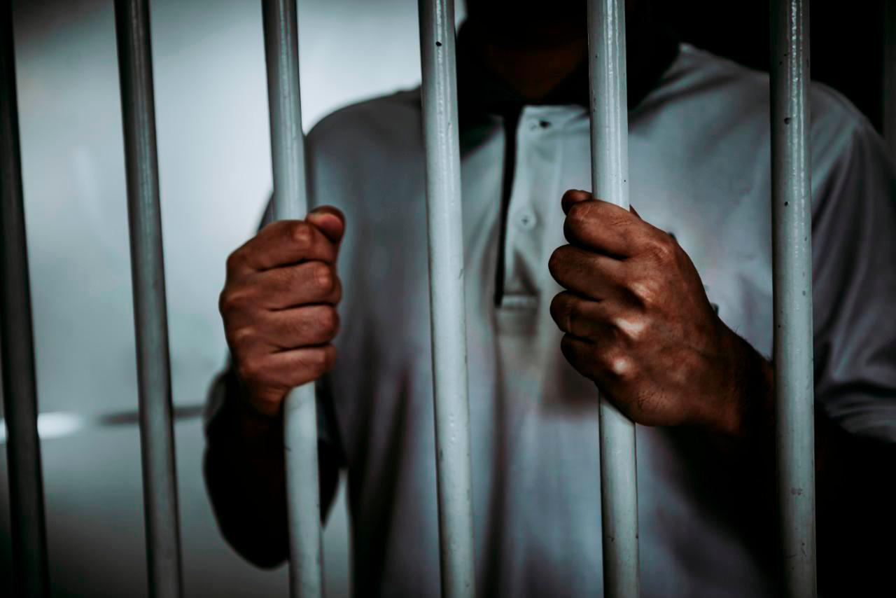 Joven preso por matar asesino de su madre pide indulto al presidente Abinader