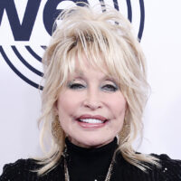 Dolly Parton recibe la primera dosis de «su propia medicina»: la vacuna contra el Covid-19