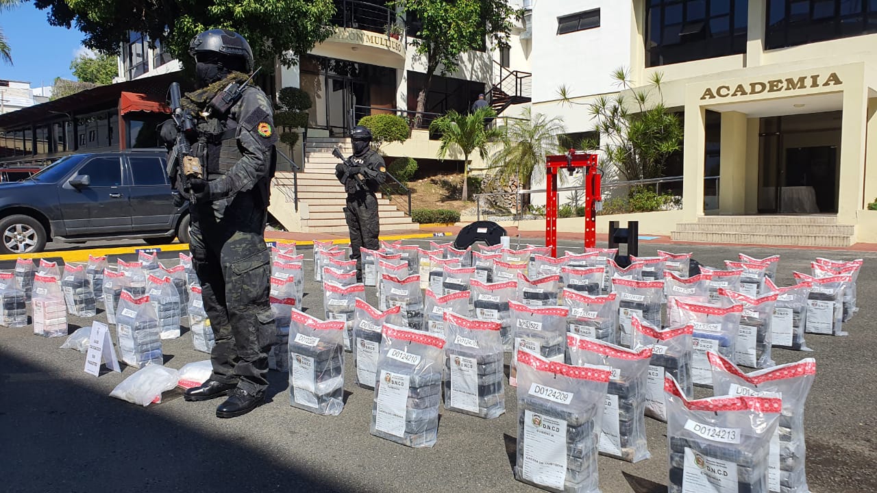 Ocupan 500 paquetes presumiblemente cocaína en Los Cacicazgos