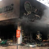 Falleció por inhalación de humo joven que fue encontrado en baño de farmacia incendiada