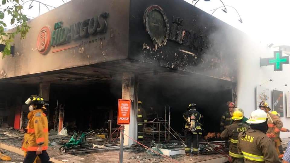 Falleció por inhalación de humo joven que fue encontrado en baño de farmacia incendiada