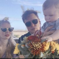 Elon Musk comparte una foto con Grimes y su hijo en Starbase