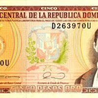 La reproducción fotográfica de Francisco Del Rosario Sánchez que aparece en los billetes de RD$5.00 de la cuarta emisión (1978), está basada en el cuadro de Rhadamés Mejía