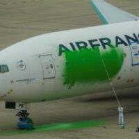 Greenpeace pinta de verde un avión de Air France para exigir menos vuelos