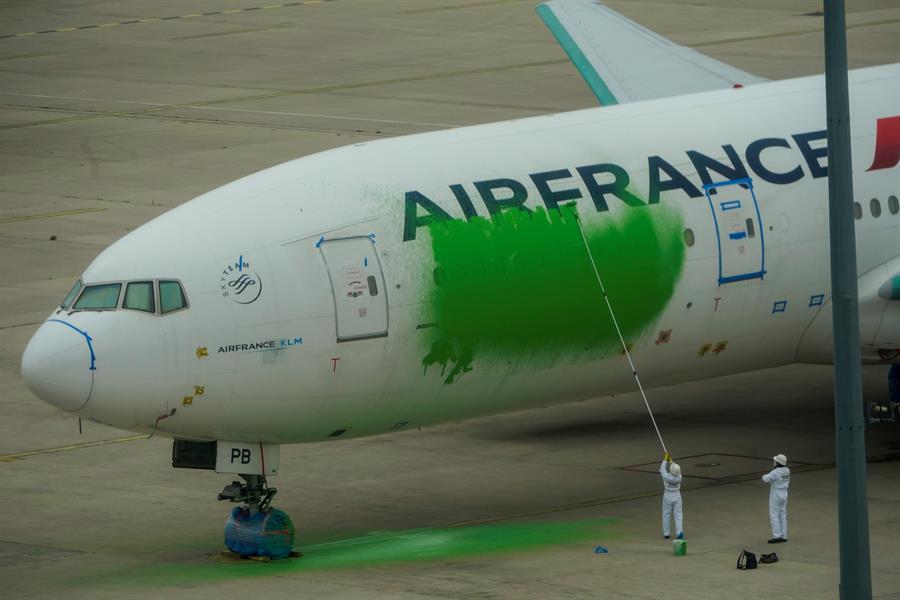 Greenpeace pinta de verde un avión de Air France para exigir menos vuelos
