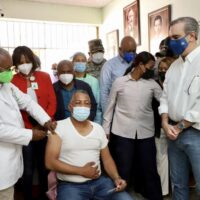 Luis Abinader supervisa proceso de vacunación de profesores y personal administrativo en Escuela República de Perú