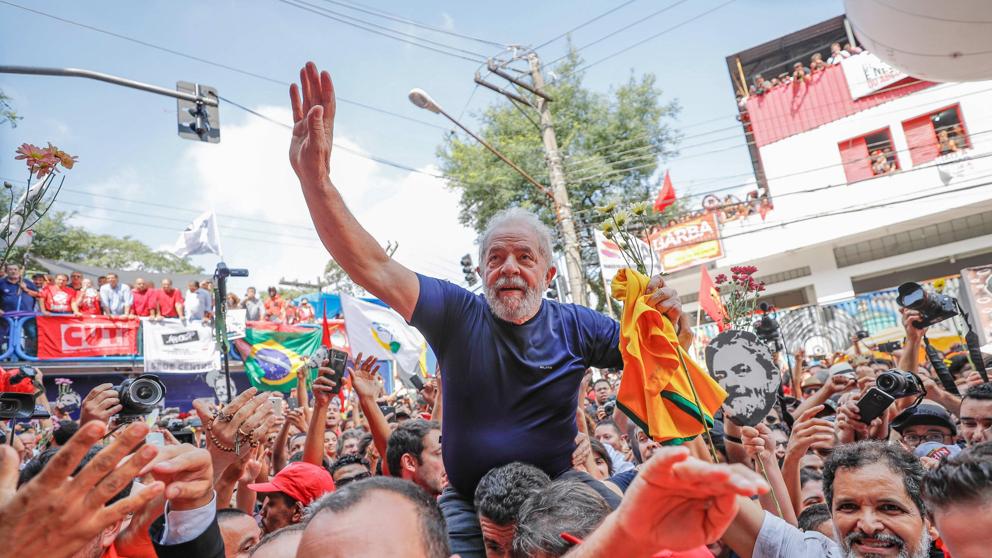 Lula se vacuna y le pide a Bolsonaro que deje de ser ignorante y negacionista