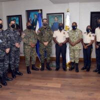 Ministro de Defensa se reúne con jefe de Policía y otros oficiales de Haití