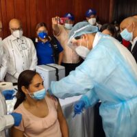 Ministro de Salud vacuna a maestros en Santiago