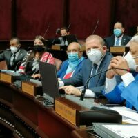 Omar Fernández y otros 16 diputados usan pañoleta azul en sesión de la Cámara Baja y se declaran “provida”